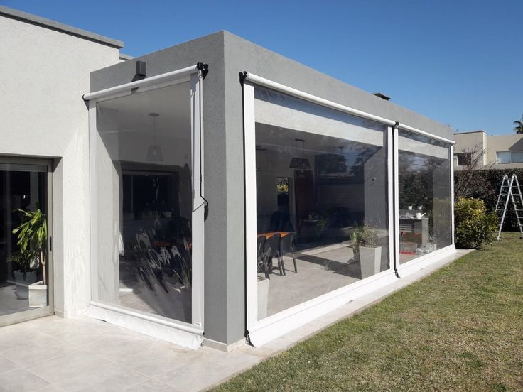 Cierre de terraza de PVC transparente en un quincho moderno en Vitacura